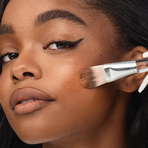 Clinique Foundation Blending Brush for Liquid Foundation, Powder Foundation, and Cream Foundation | Buildable Coverage