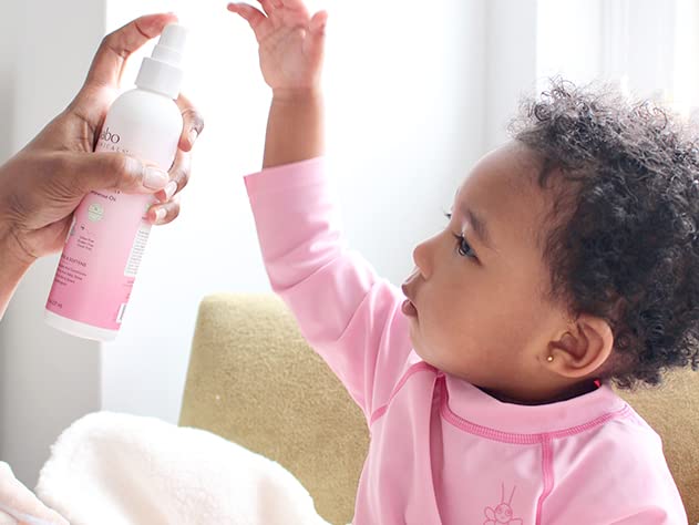 Babo Botanicals Smoothing Berry Conditioning Spray - Detangling & Nourishing - Eliminates Frizz & Prevents Static - Evening Primrose Oil - Non-Aerosol - For all ages - Light Berry Fragrance