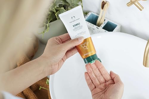 The Body Shop Vitamin C Daily Glow Cleansing Polish – For a Healthier, Fresh-Faced Glow – Vegan – 100ml