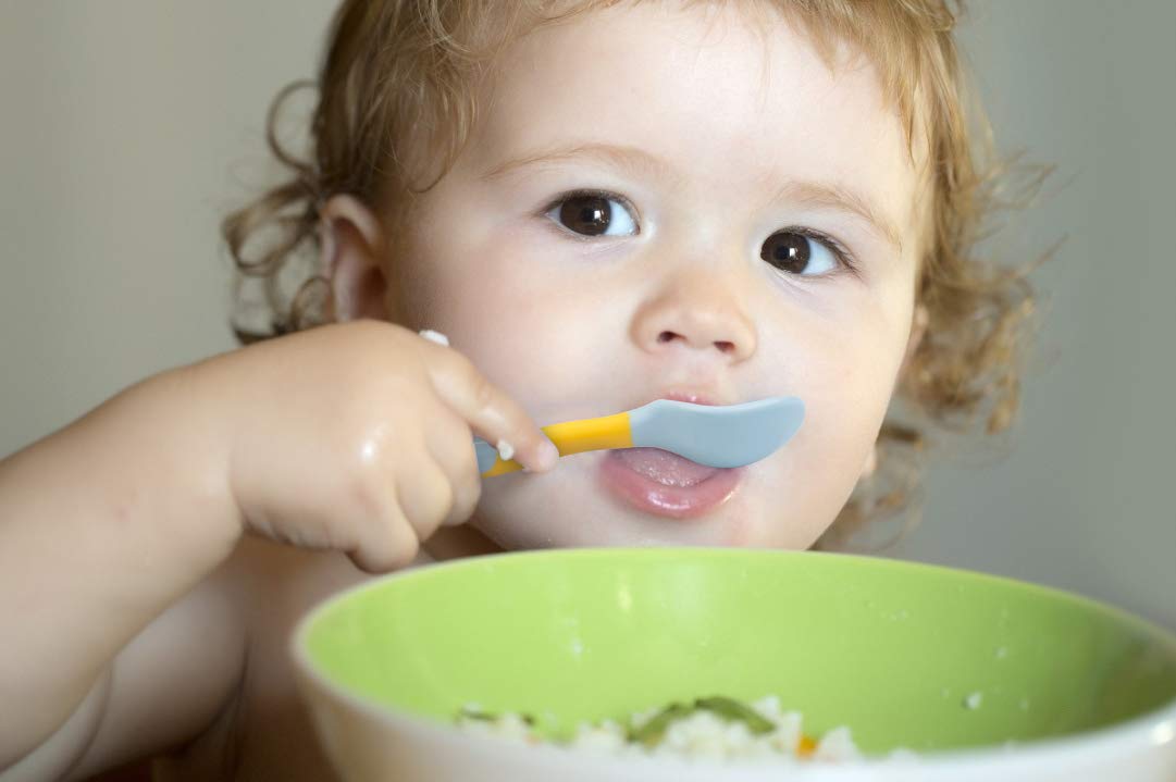 Qshare Baby Utensils Spoons with Travel Safe Case, Toddlers Feeding Training Spoon with Easy Grip and Bendable Function, Perfect Self Feeding Learning Spoons (SuctionYellow)