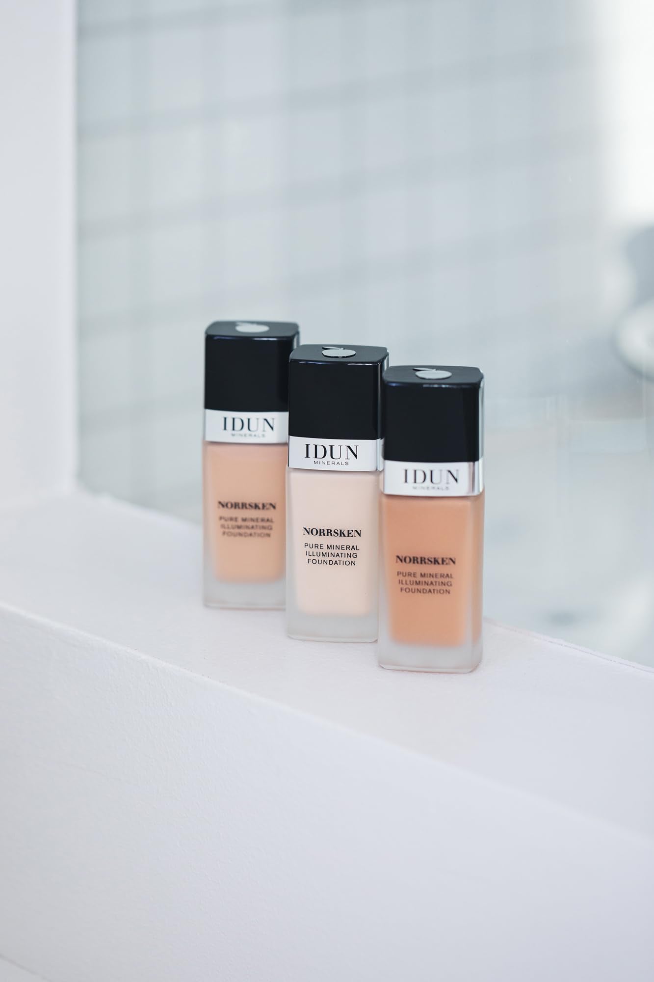 IDUN Minerals Liquid Norrsken Foundation, Svea - Light to Medium Coverage - Luminous Finish - For Dry/Dull Skin, Purified Minerals, Water Resistant, Safe for Sensitive Skin - Med Warm, 1.01 oz