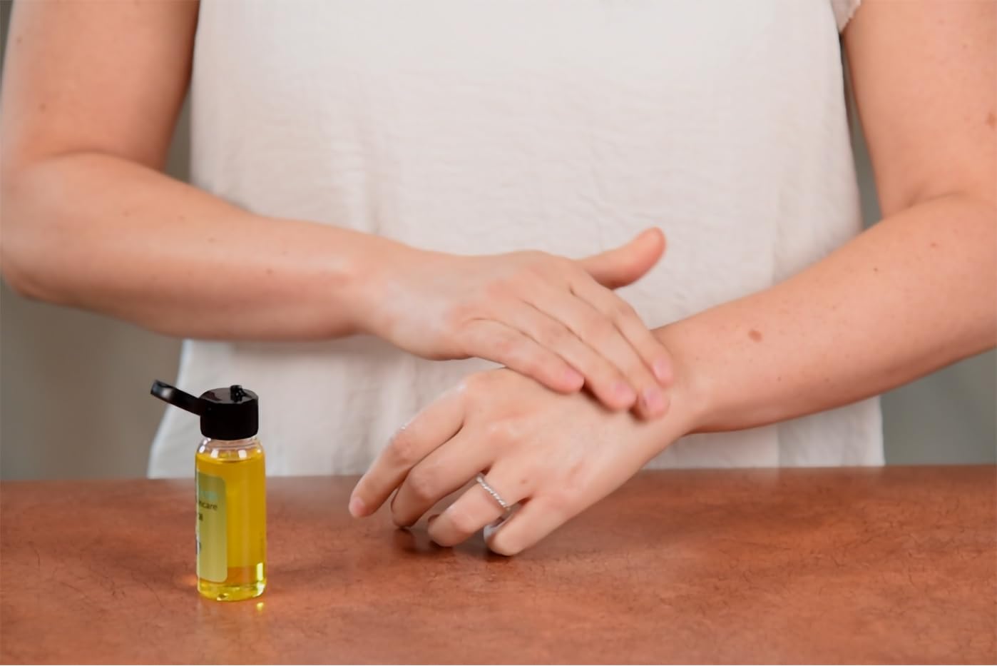 100% Pure Golden Jojoba Oil, 4 fluid oz (118 ml), Cold Pressed, Not deodorized, All natural with spray applicator, Grown and pressed in USA