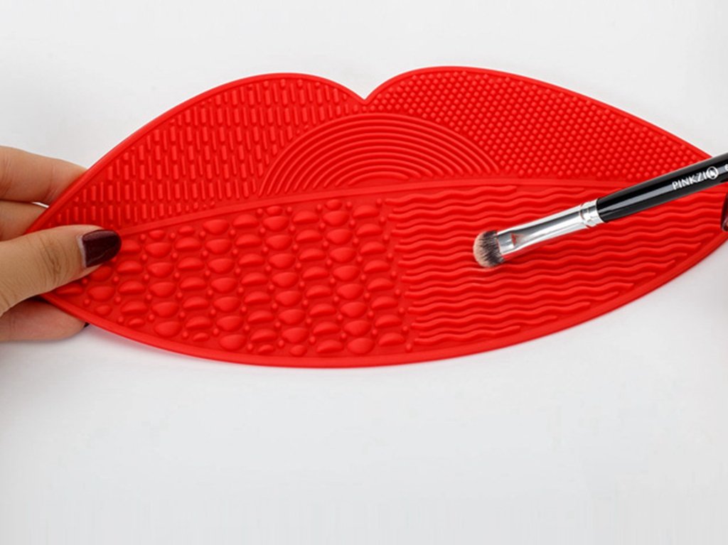 Silicon Lip Makeup Brush Cleaner Mat Pinkzio Makeup Brush Cleaner Pad, Cosmetic Makeup Brush Cleaning mat (RED)