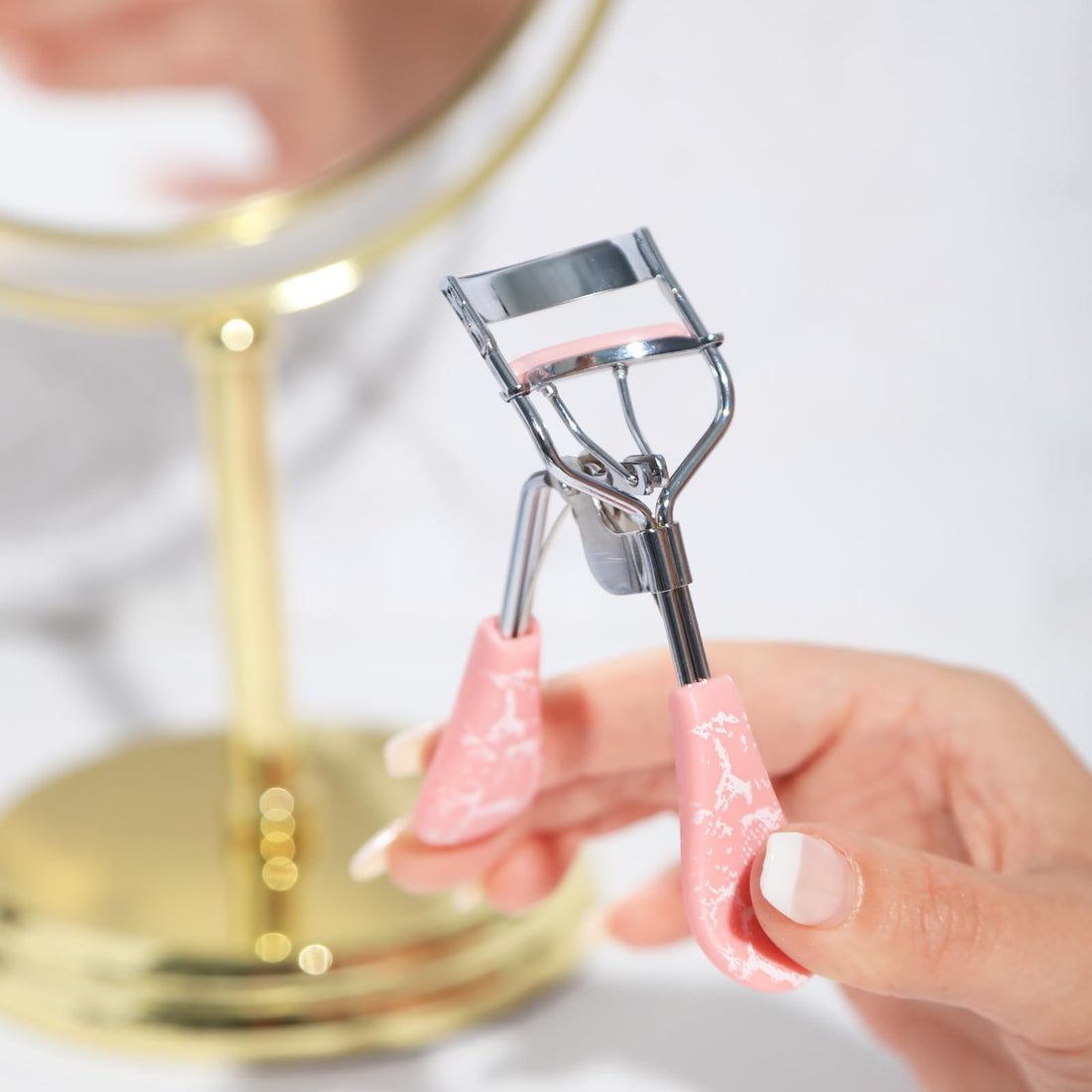 Paris Hilton Eyelash Curler - Professionally Crafted Lash Curler for All Eye Shapes - Makeup tool for Long-Lasting Curl - Wide Opening for Every Lash Lift & Defines, Easy to Use with Comfort Grip -1pc