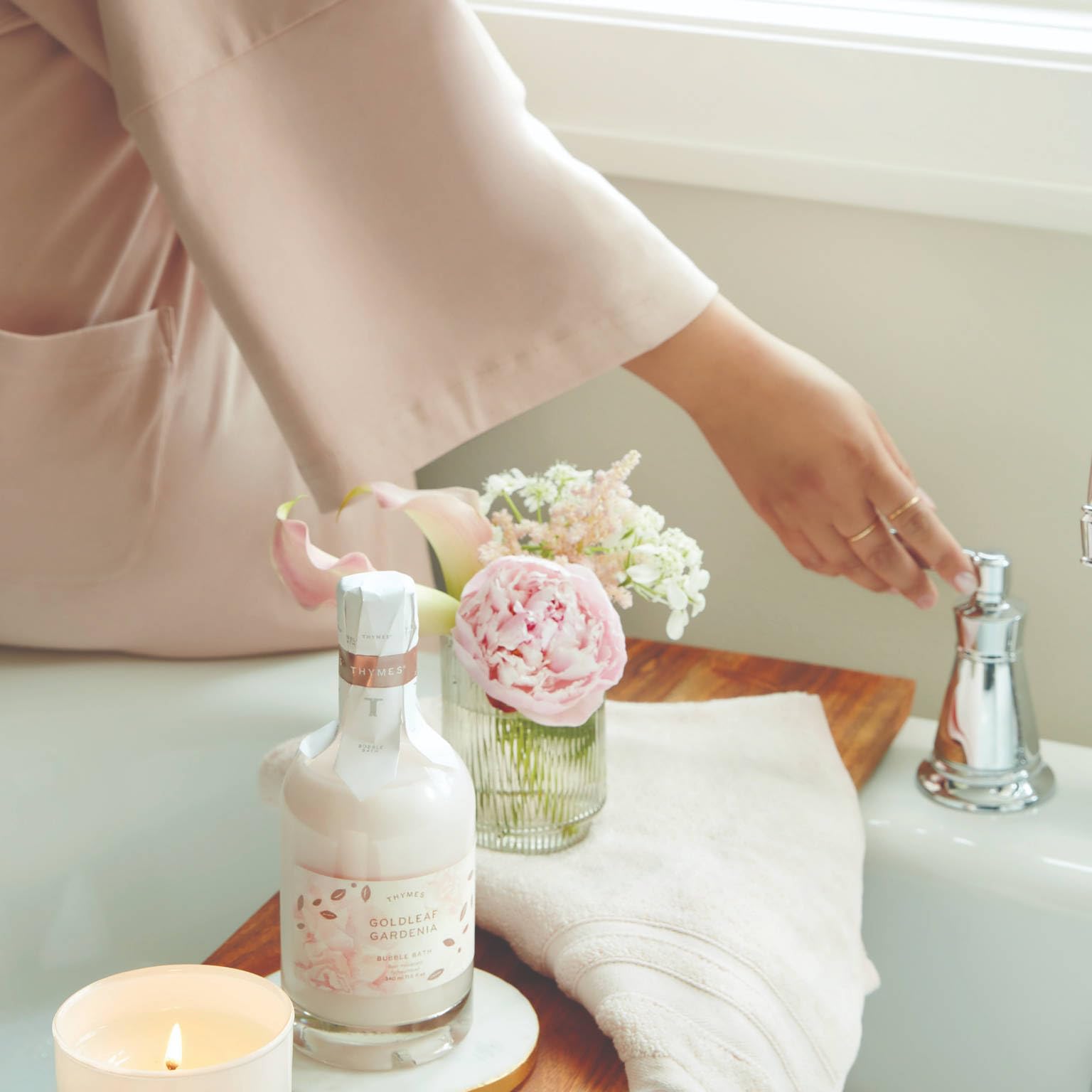 Thymes - Goldleaf Gardenia Bubble Bath - Foaming Bath Soak with Youthful Floral Fragrance - 11.5 oz