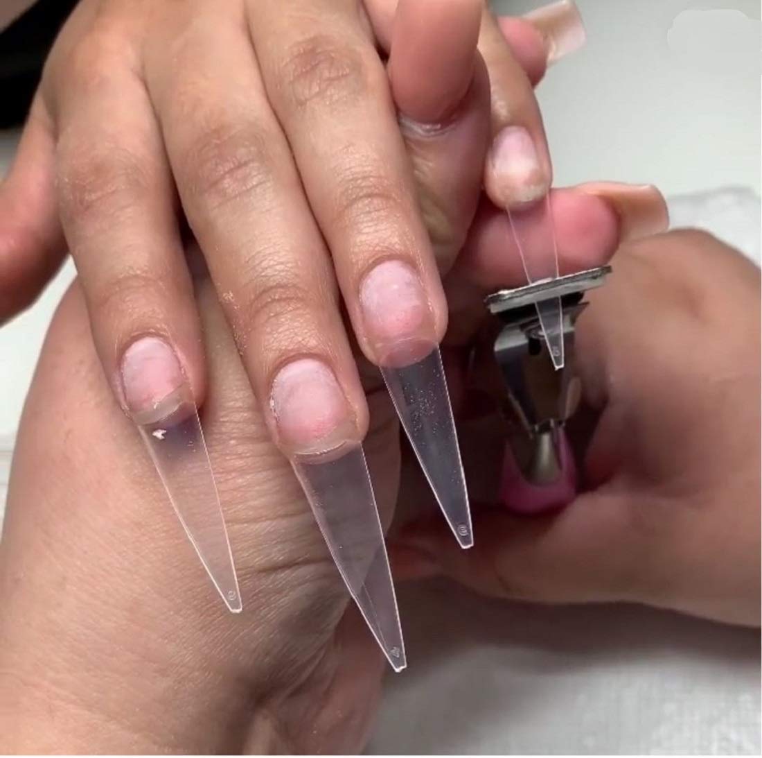 YIMART 500pcs Acrylic Medium Long Stiletto Nail Tips Easy Coffin Nails Sharp False Nail Art Tips For Nails Salon (Natural)