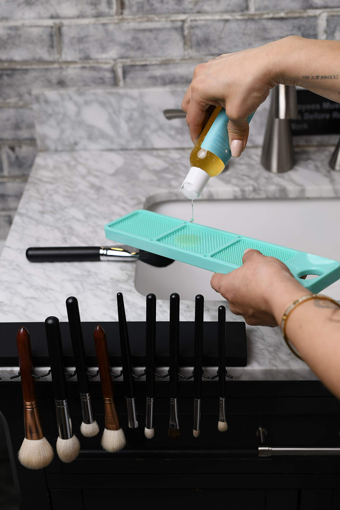 The Brush Bar Brush Bubbly (4 oz)