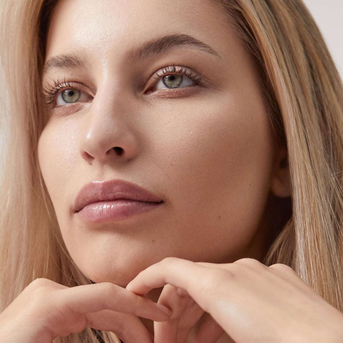 Summer Fridays Sheer Skin Tint - Skin Tint with Hyaluronic Acid - Helps Diminish Uneven Skin Tone - Sheer to Light Coverage - Shade 2 - Light with Cool Undertones (1 Fl Oz)