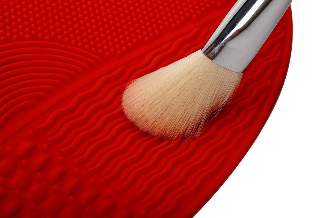 Silicon Lip Makeup Brush Cleaner Mat Pinkzio Makeup Brush Cleaner Pad, Cosmetic Makeup Brush Cleaning mat (RED)