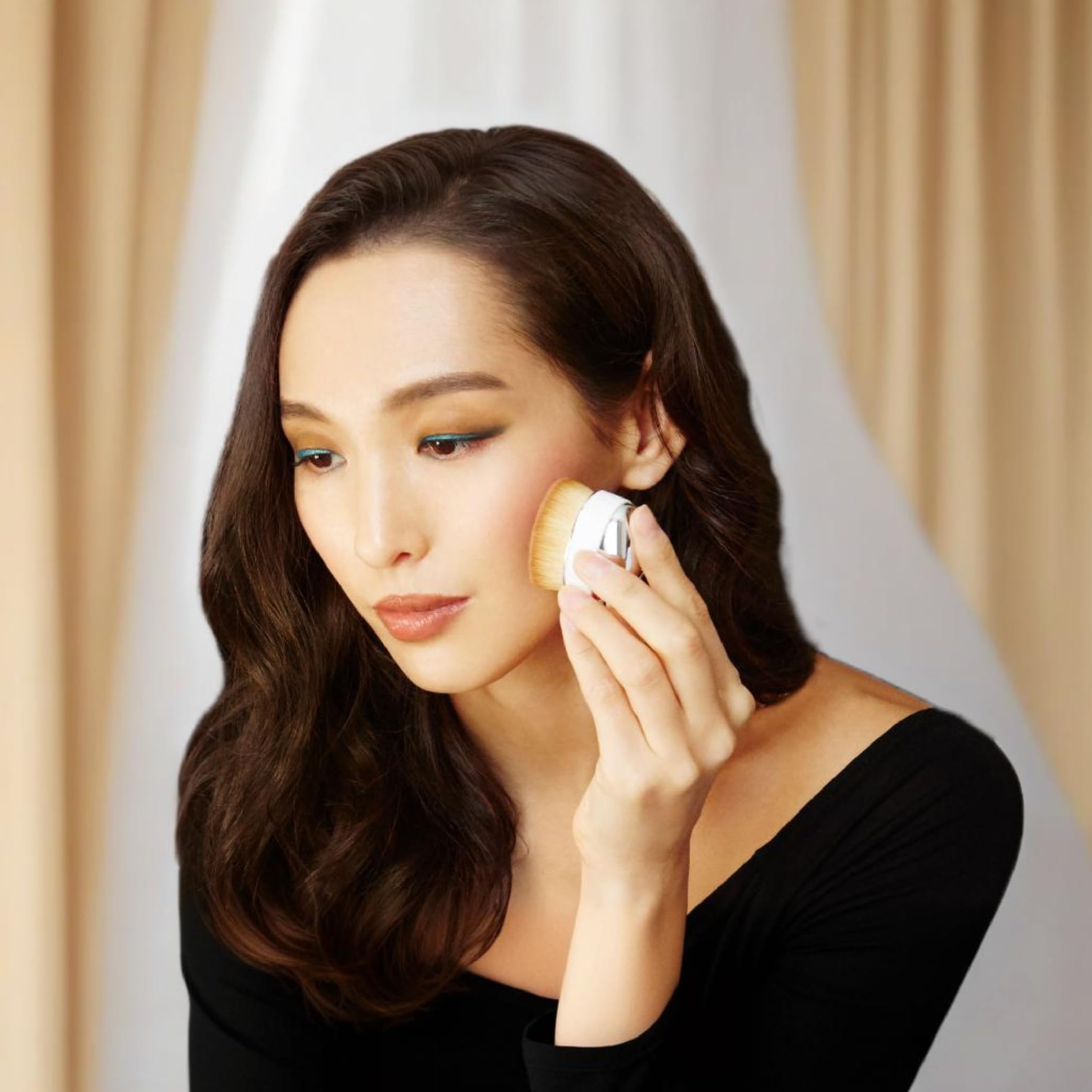 Artis Elite Mirror Palm Brush Mini - Oval Makeup Brush - Luxury Synthetic Makeup Brush - Ideal for Foundation, Highlight, Contour, Blush- Use with liquids, powders and creams - Creates Airbrush Finish