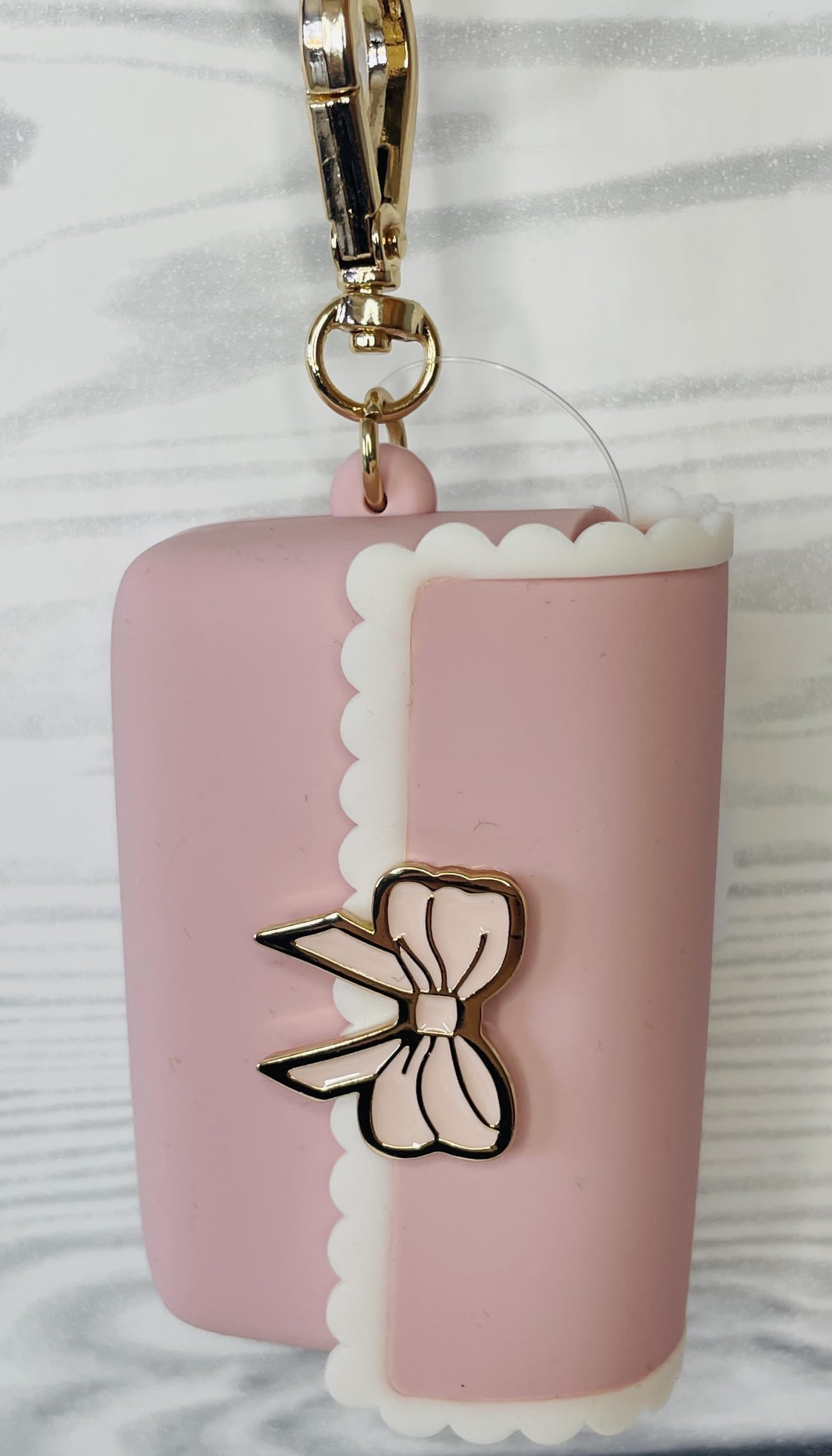 Bath and Body Works Sweetheart Song Pink Scalloped Bow Snap Case With Gold Accents Pocketbac Hand Sanitzer Holder