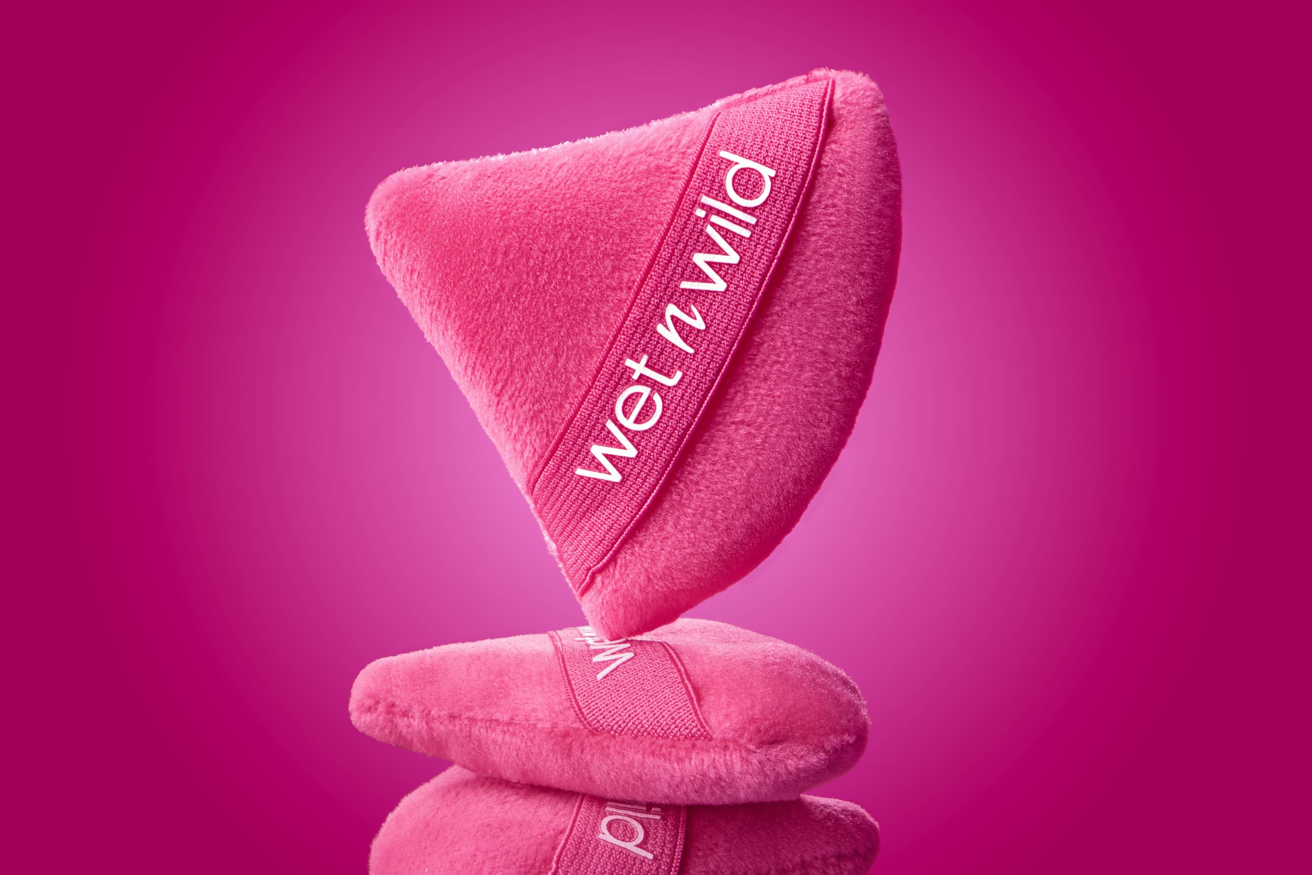wet n wild Powder Puff, Ultra-Soft Velvet Triangle Puff for Loose & Pressed Powder, Precision Application Around Eyes & Nose, Reusable & Washable with Elastic Finger Band, Cruelty-Free - Pink