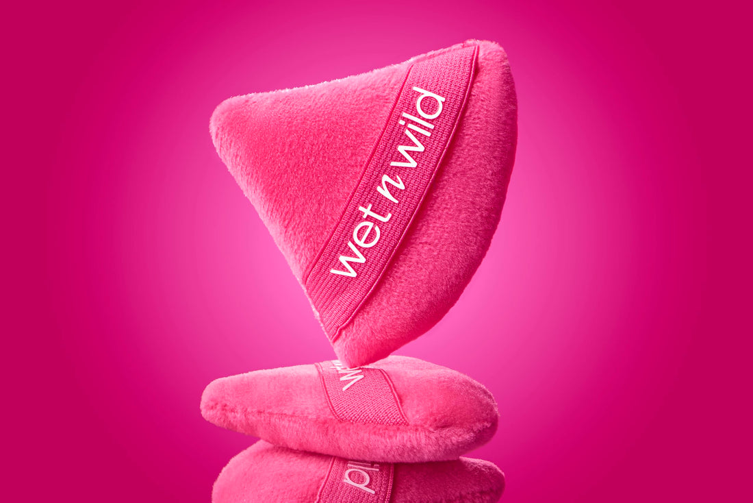 wet n wild Powder Puff, Ultra-Soft Velvet Triangle Puff for Loose & Pressed Powder, Precision Application Around Eyes & Nose, Reusable & Washable with Elastic Finger Band, Cruelty-Free - Pink