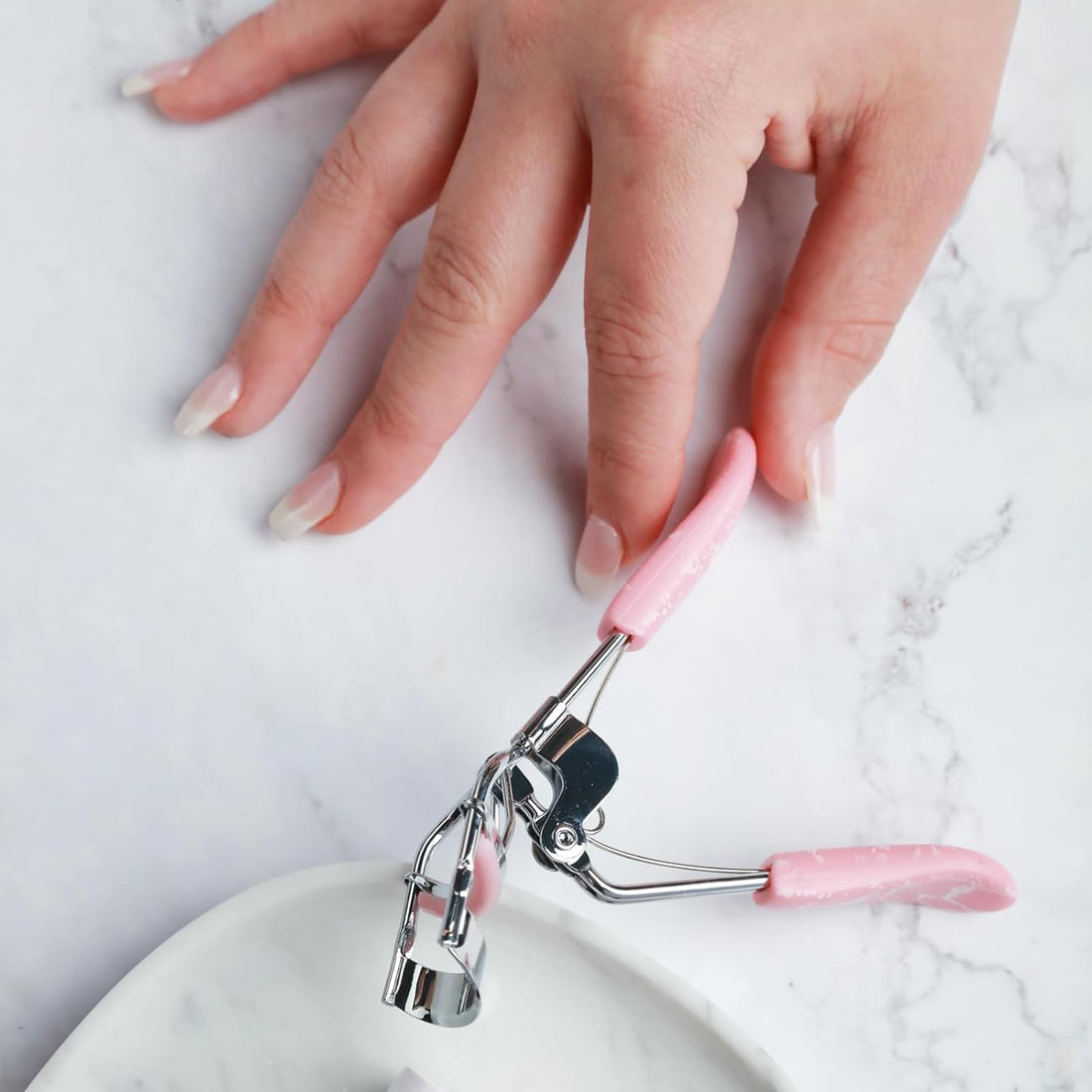 Paris Hilton Eyelash Curler - Professionally Crafted Lash Curler for All Eye Shapes - Makeup tool for Long-Lasting Curl - Wide Opening for Every Lash Lift & Defines, Easy to Use with Comfort Grip -1pc