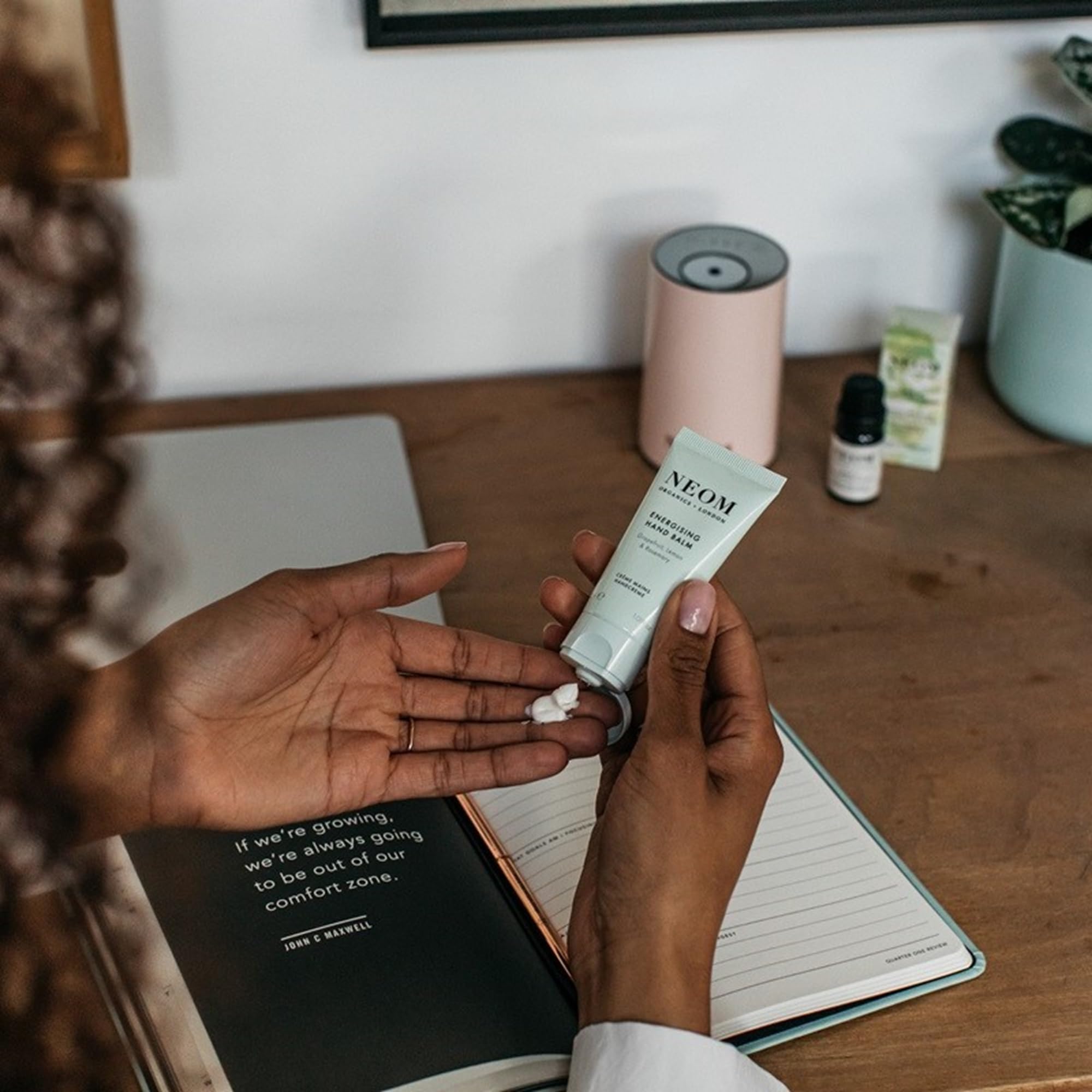 NEOM – Calming Hand Balm,30ml | Lavender, Jasmine & Rosewood | Moisturising & Nourishing | Shea Butter |100% Natural Fragrance