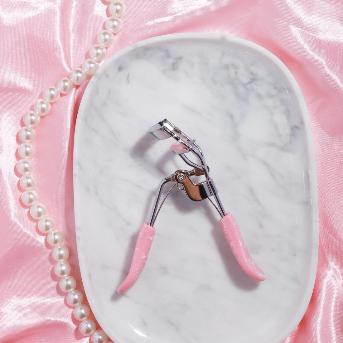 Paris Hilton Eyelash Curler - Professionally Crafted Lash Curler for All Eye Shapes - Makeup tool for Long-Lasting Curl - Wide Opening for Every Lash Lift & Defines, Easy to Use with Comfort Grip -1pc