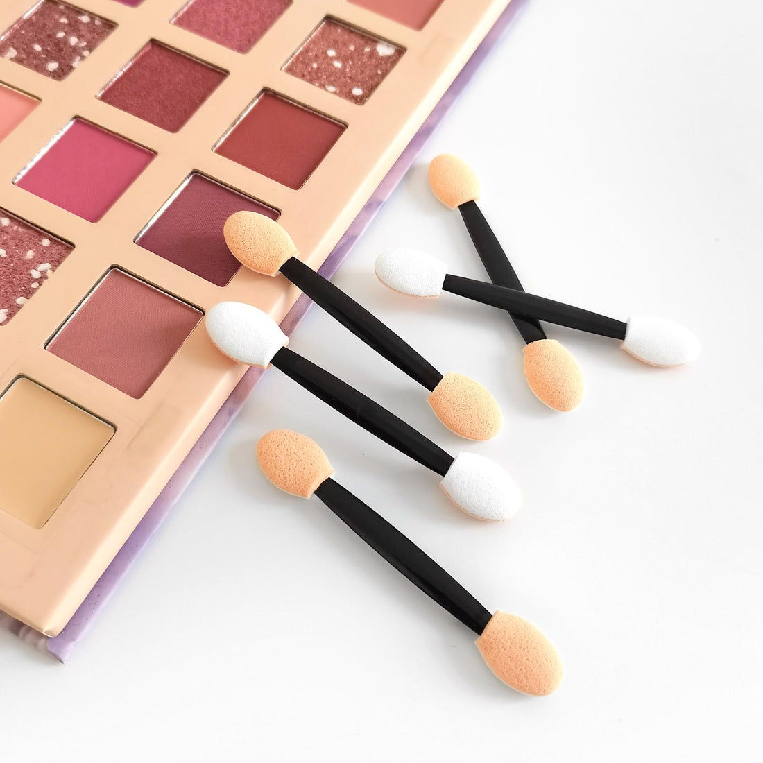 Juxiamal 50pcs Disposable Dual Sided Eyeshadow Brushes, Eye Shadow Applicator Sticks, Soft and Comfortable Sponge Tipped Eye Make up Applicators