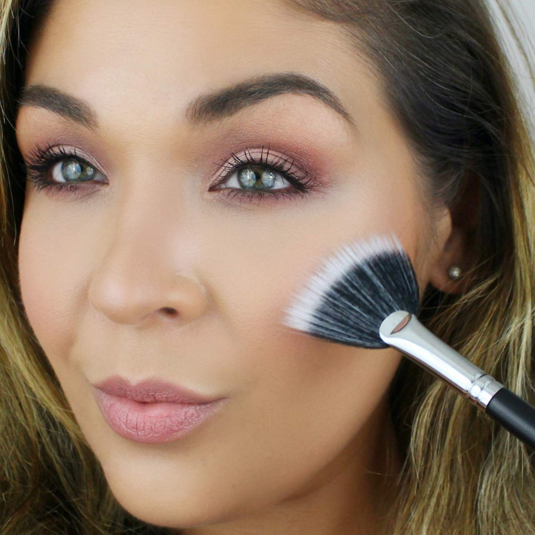 Beauty Junkees 1 Pc Duo Fiber Fan Highlighter, Black: Pro Highlighter Fan Makeup Brush â€“ Highlight Define Your Best Features With Perfect Placement Of Highlighting Powder And Cream Make Up, Sof