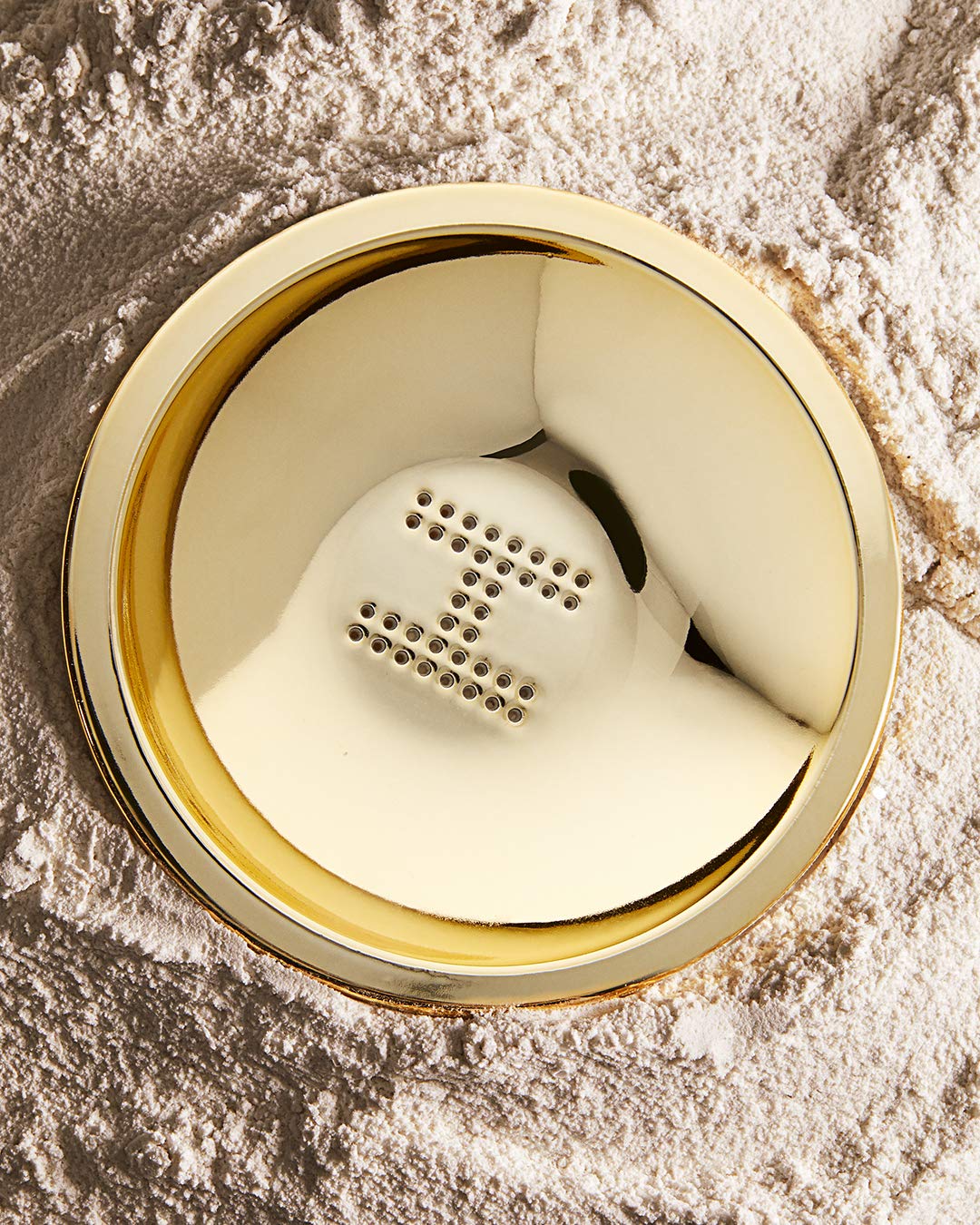 Hourglass Veil Translucent Setting Powder. Invisible Setting Powder for All Skin Types and Skin Tones. Vegan and Cruelty-Free.