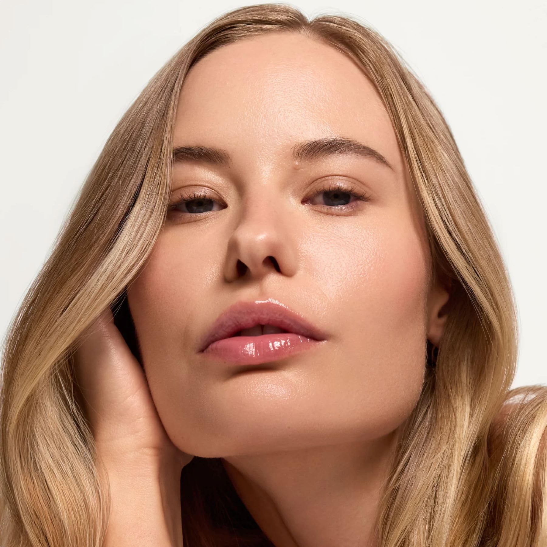 Summer Fridays Sheer Skin Tint - Tinted Moisturizer with Hyaluronic Acid - Helps Diminish Uneven Skin Tone - Sheer to Light Coverage - Shade 4.5 - Medium with Cool Peach Undertones (1 Fl Oz)