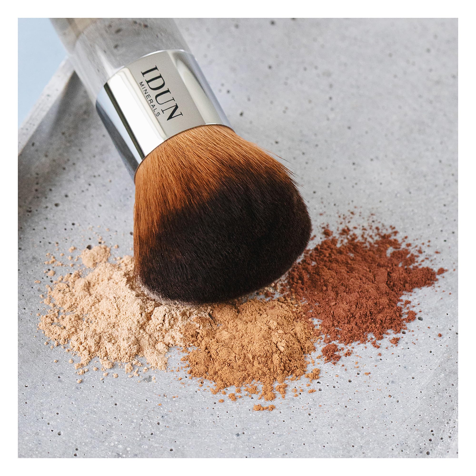 Idun Minerals - Powder Brush - Large Domed Top Fluffy Brush - Featuring An Elegant Wide Handle For Easy Grip - Feather Soft Bristles Gently Caress The Skin - Blended To A Perfect Finish - 1 Pc