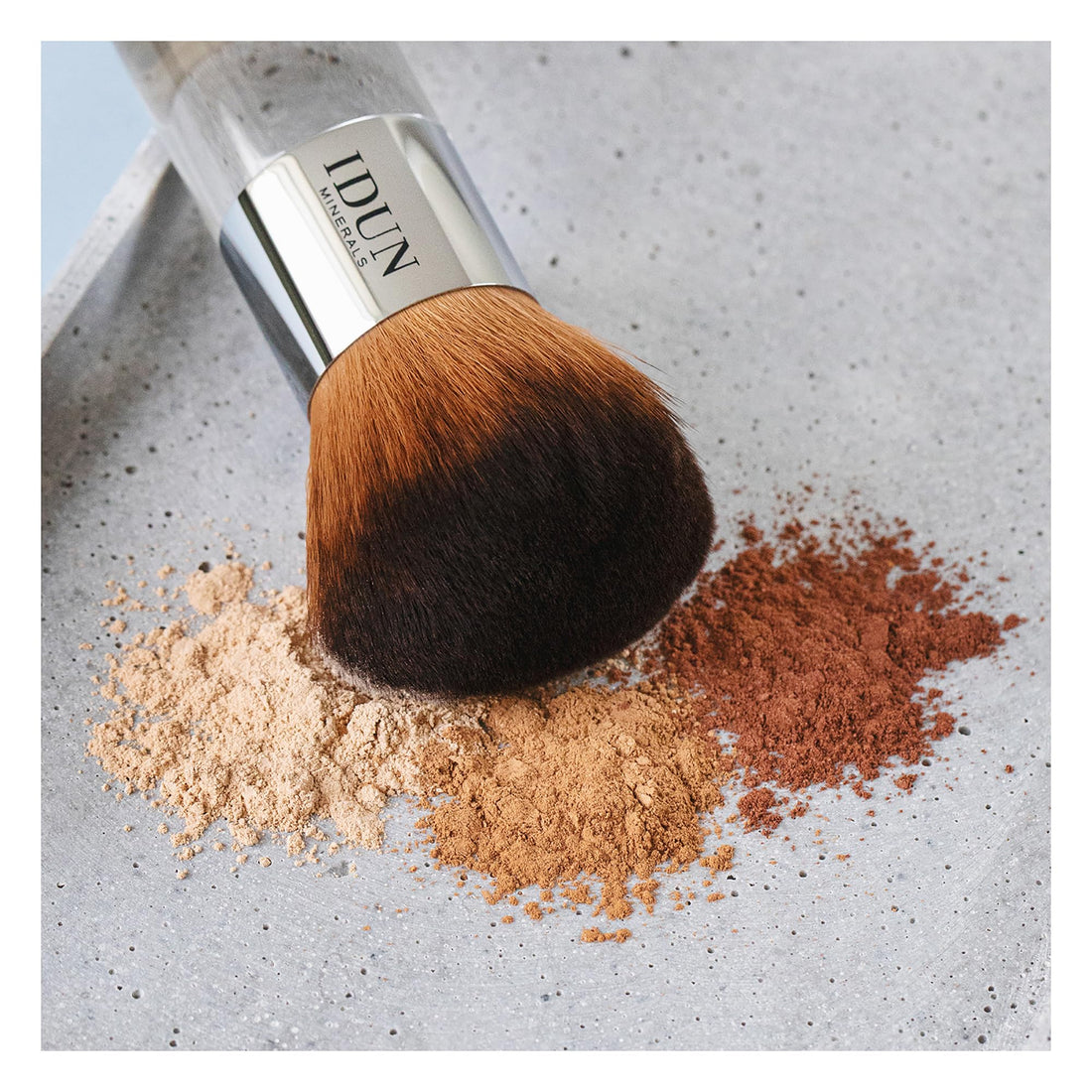 Idun Minerals - Powder Brush - Large Domed Top Fluffy Brush - Featuring An Elegant Wide Handle For Easy Grip - Feather Soft Bristles Gently Caress The Skin - Blended To A Perfect Finish - 1 Pc