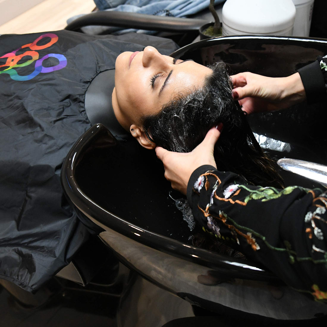 FRAMAR Framar Screen Salon Shampoo Cape with Water Resistant Surface for Hair Dye, Cosmetology Supplies and Hair Coloring