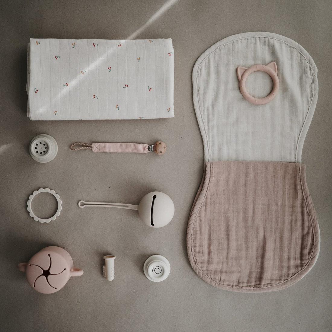 mushie Muslin Baby Burp Cloths | 100% Organic Cotton, Set of 2 (Blush/Fog)