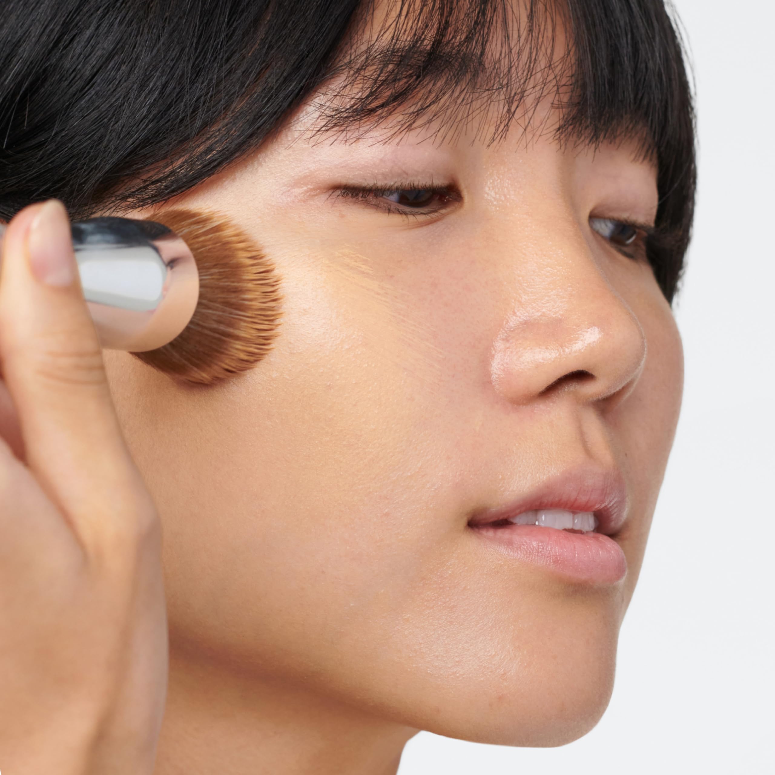 Clinique Versatile Blending Buffing Foundation Brush for Cream Foundation, Liquid Foundation, and Powder Foundation | Buildable Coverage