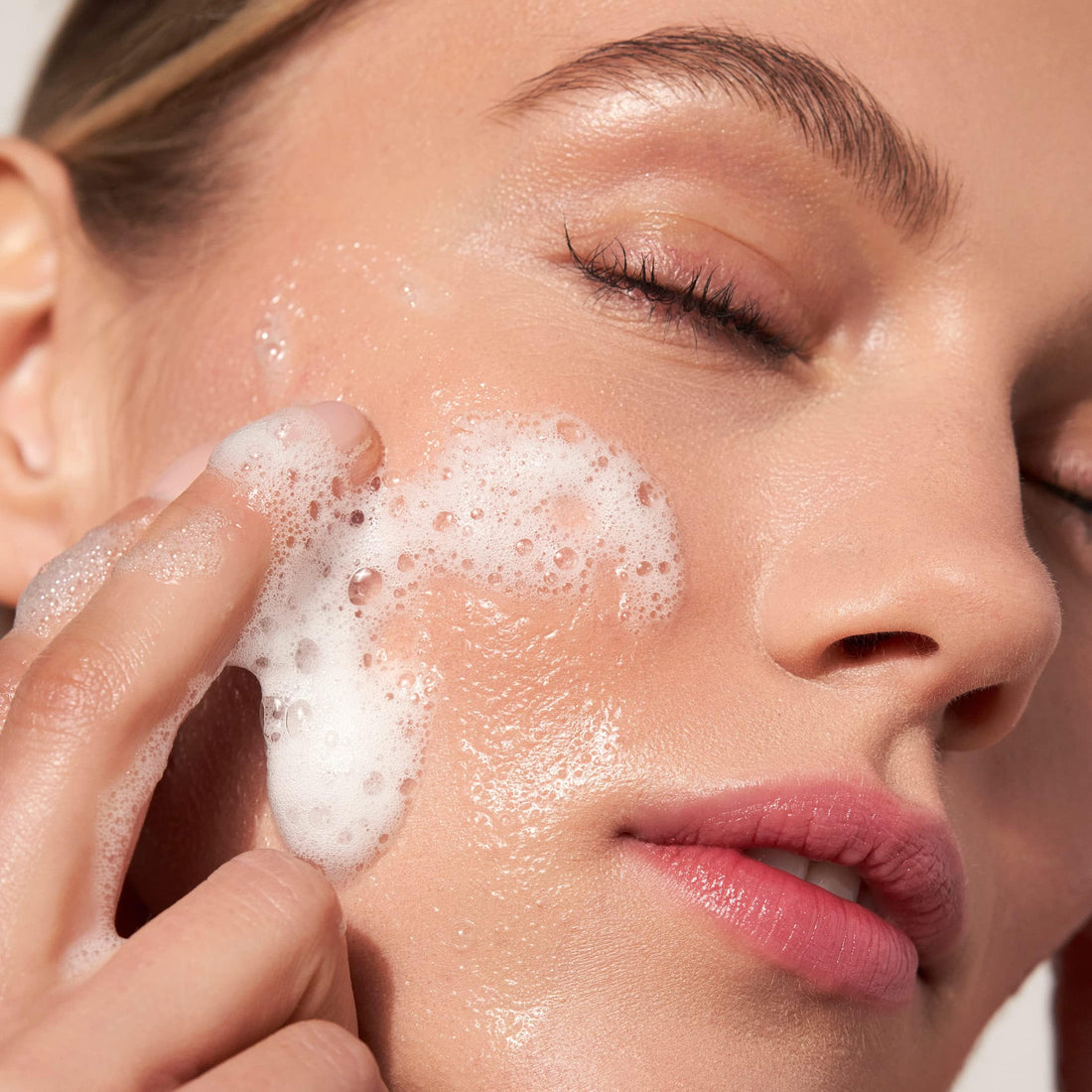 MDSolarSciences Face Cleanser, Hydrating Makeup Remover with Hyaluronic Acid and Niacinamide, Hypoallergenic, Gluten-Free, Vegan, Dermatologist Tested, Soothing Formula, 5 oz
