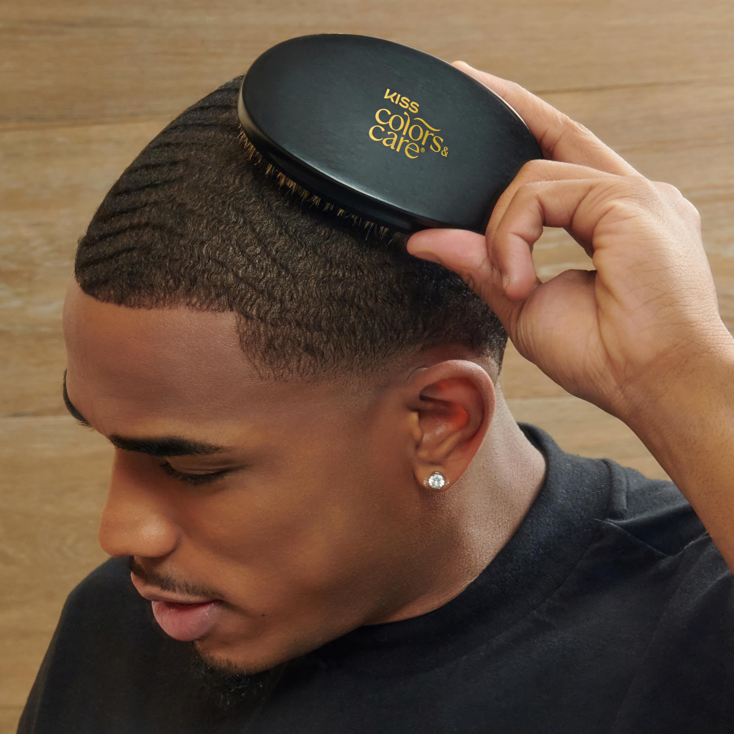 KISS COLORS & CARE 360° Power Wave Palm Brush - Medium Soft, Curved Handle, High-Density Boar Bristles for Deep Waves, Shed-Free Grip