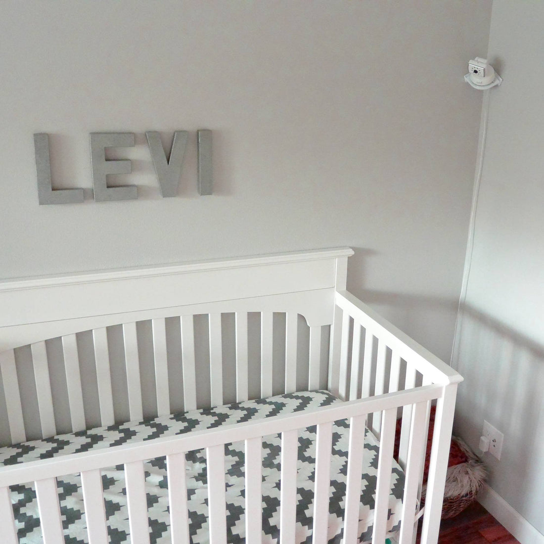 VuSee Corner Baby Monitor Mount - Safely Hold Baby Monitors or Indoor Camera Shelf - Compatible with Most Baby Brands - Corner Wall Mount with Easy Installation - 1 Pack