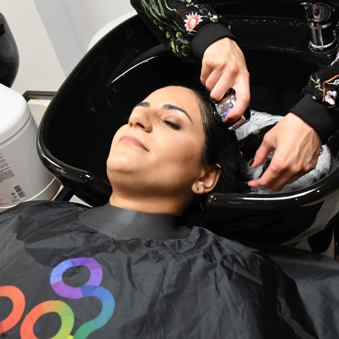 FRAMAR Framar Screen Salon Shampoo Cape with Water Resistant Surface for Hair Dye, Cosmetology Supplies and Hair Coloring