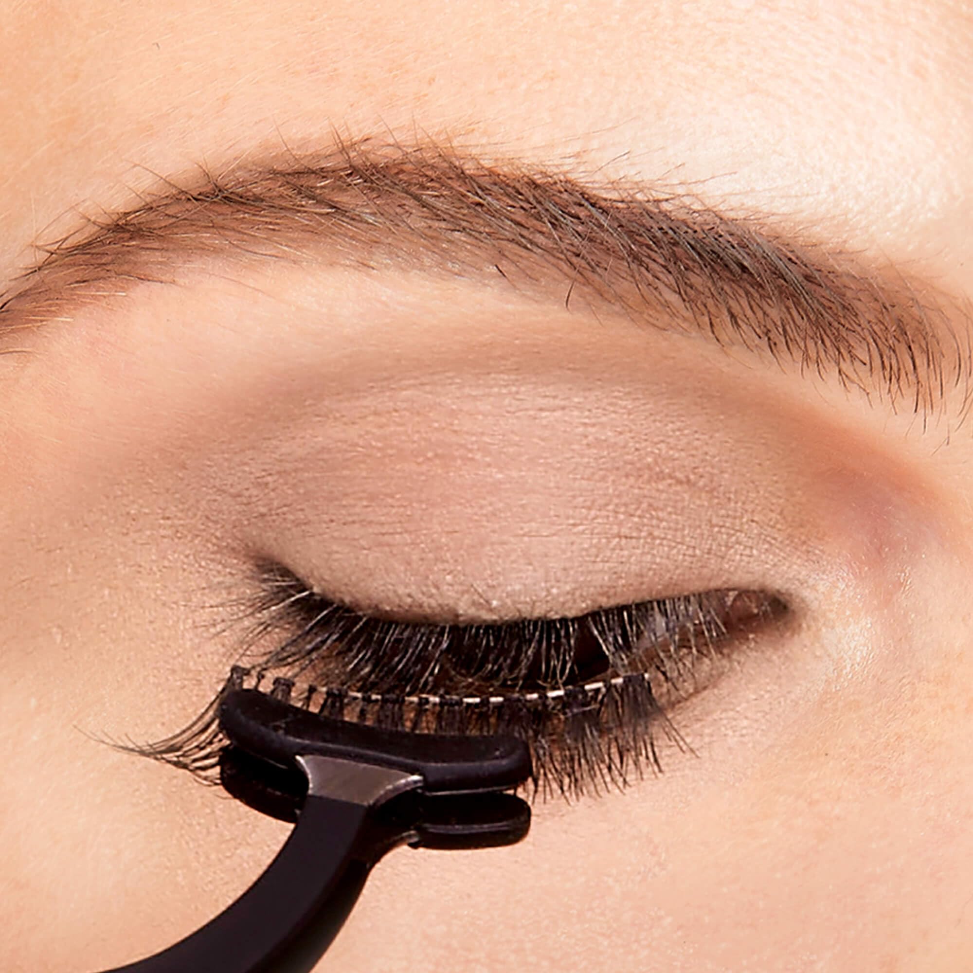 KISS Lash GLUEliner Starter Kit, Felt-Tip Eyelash Adhesive, Clear Matte Finish, Foolproof Application, Includes GLUEliner (0.5mL), Applicator, Scissors, Travel Pouch, & 1 Pair of Fake Eyelashes