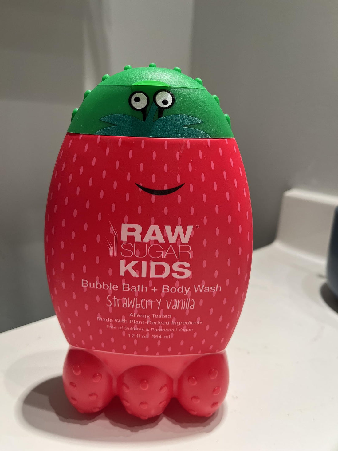 Kids Bundle by Raw Sugar : (1) 2-in-1 Strawberry + Kiwi Shampoo & Conditioner, (1) Strawberry Vanilla Bubble Bath & Body Wash 12 oz Each (Pack of 2) + Loofah.