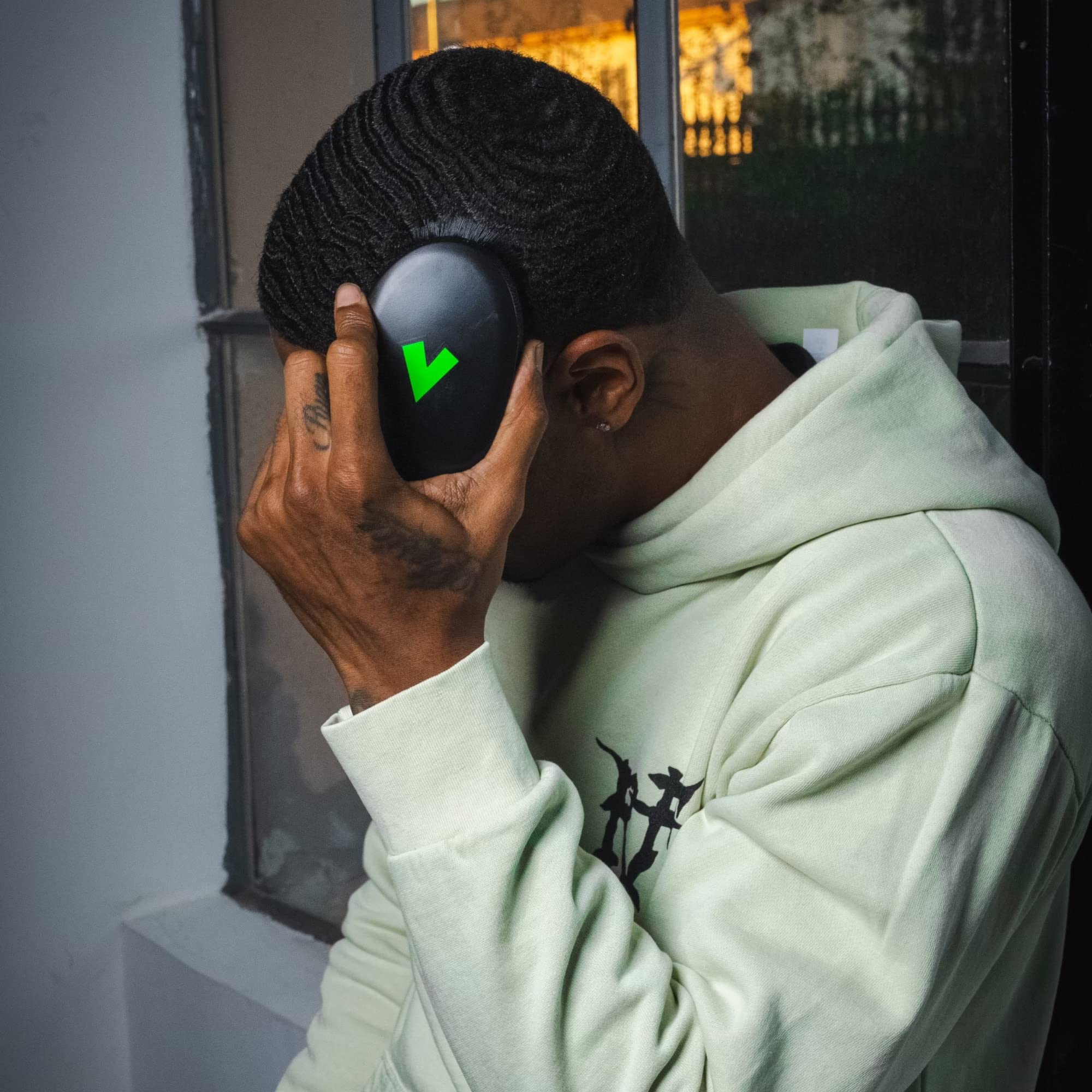 Veeta Superior Wave Brush - Palm Wave Brush for Men 360 with Protective Cover, 100% Synthetic Flex Bristles, Curved Wave Brush Designed to Deepen & Define Wave Pattern (Hard)