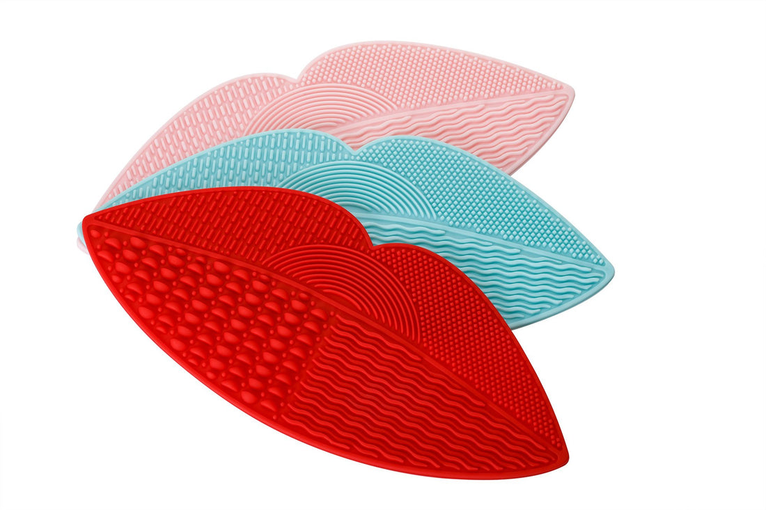 Silicon Lip Makeup Brush Cleaner Mat Pinkzio Makeup Brush Cleaner Pad, Cosmetic Makeup Brush Cleaning mat (RED)