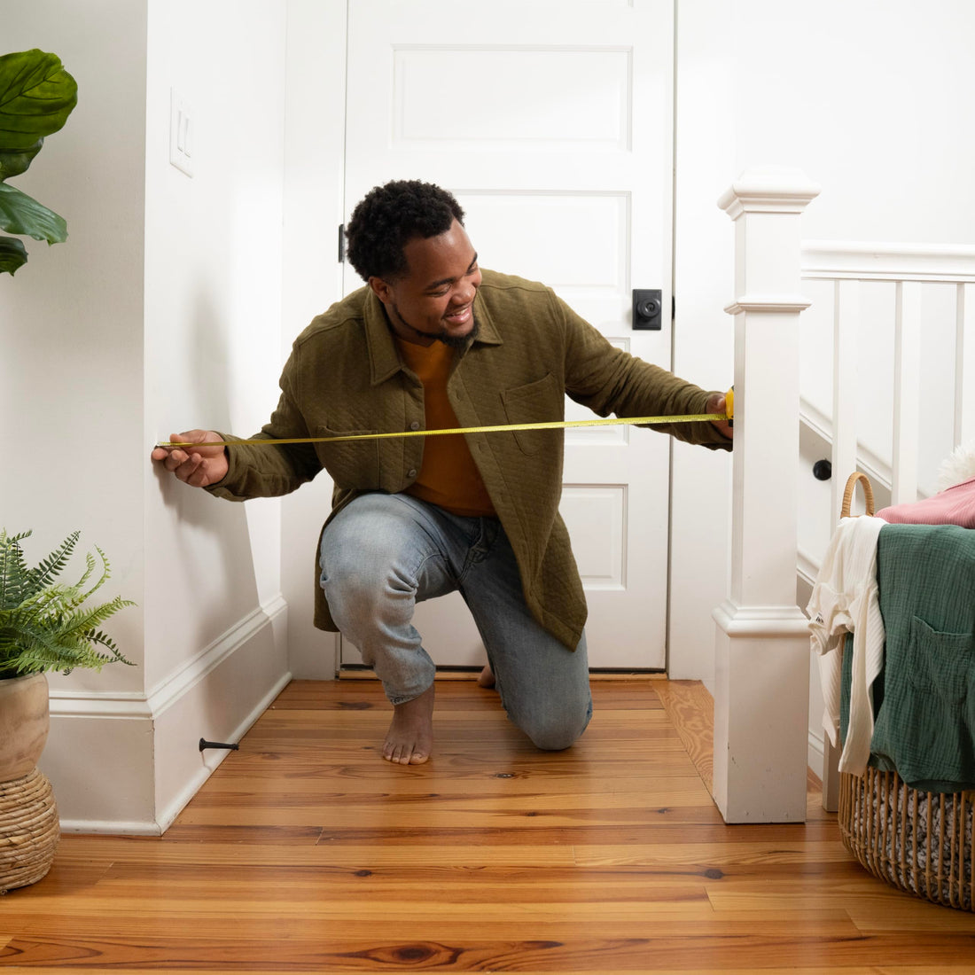 Summer Infant Everywhere Extra Wide Walk-Thru Safety Pet and Baby Gate, 28.75 - 39.75 Wide, 30 Tall, Pressure or Hardware Mounted, Install In-between Rooms, Doorways & Stairways - White Metal