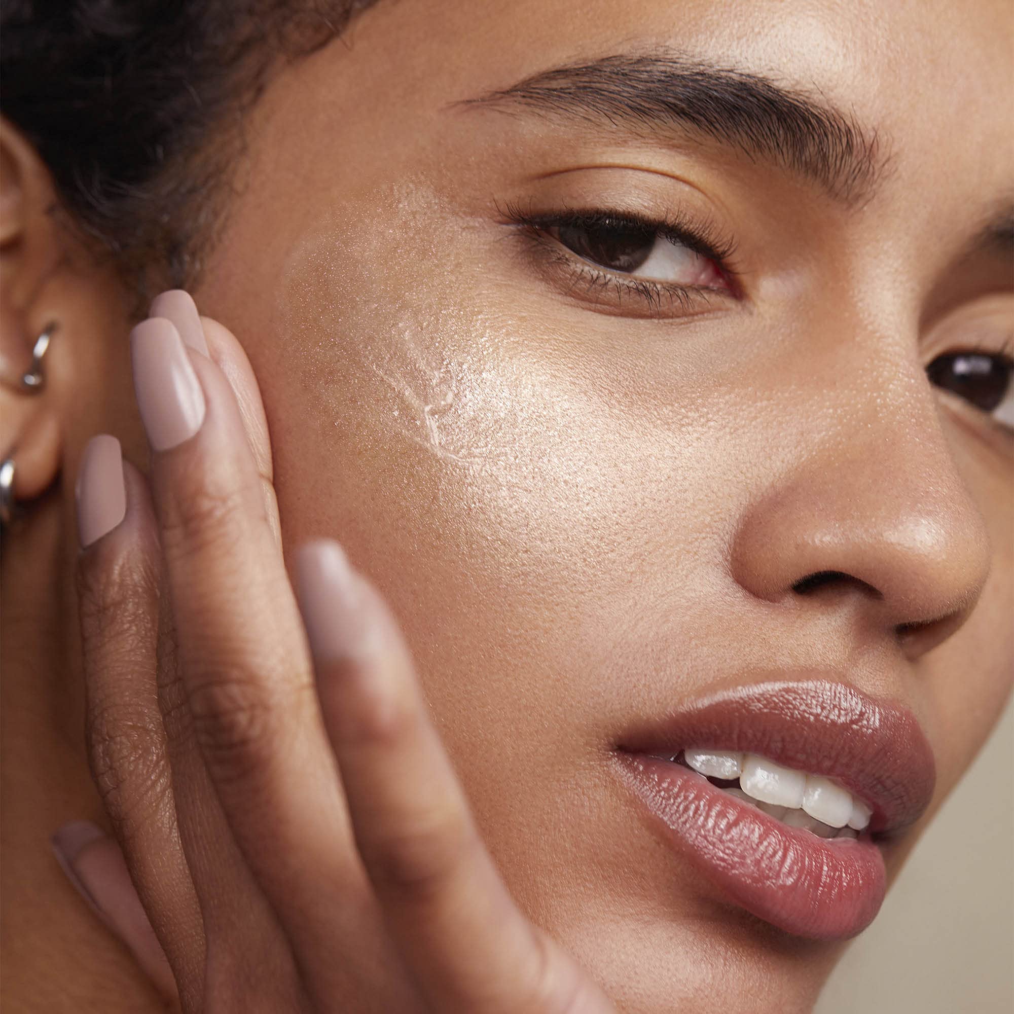 Honest Beauty Vitamin C Radiance Serum With Artichoke & Clover Extracts | Paraben Free, Dermatologist Tested, Cruelty Free | 1.0 Fl. Oz.