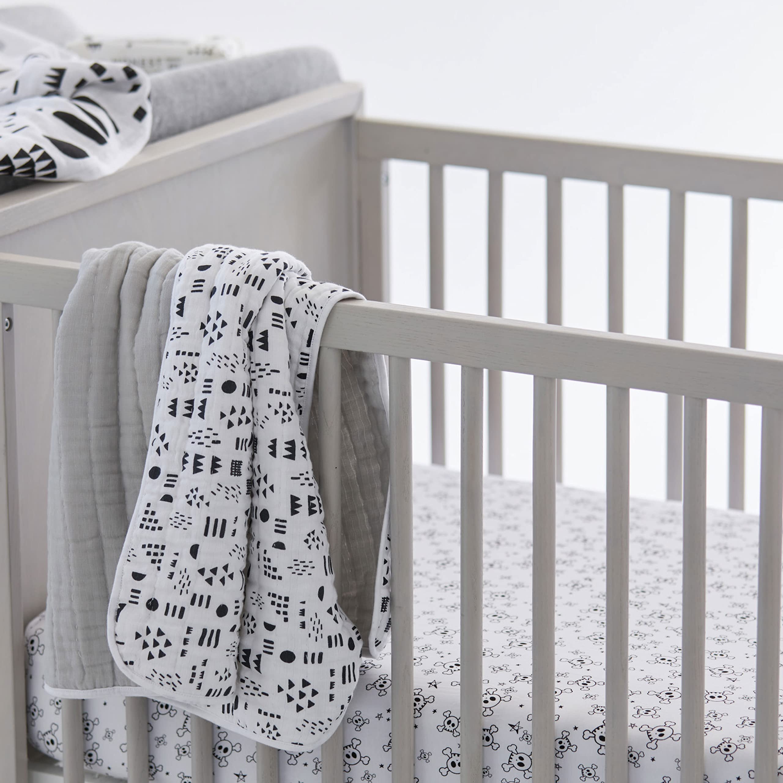 HonestBaby Boys Organic Cotton Changing Pad Cover, Tossed Skulls, One Size