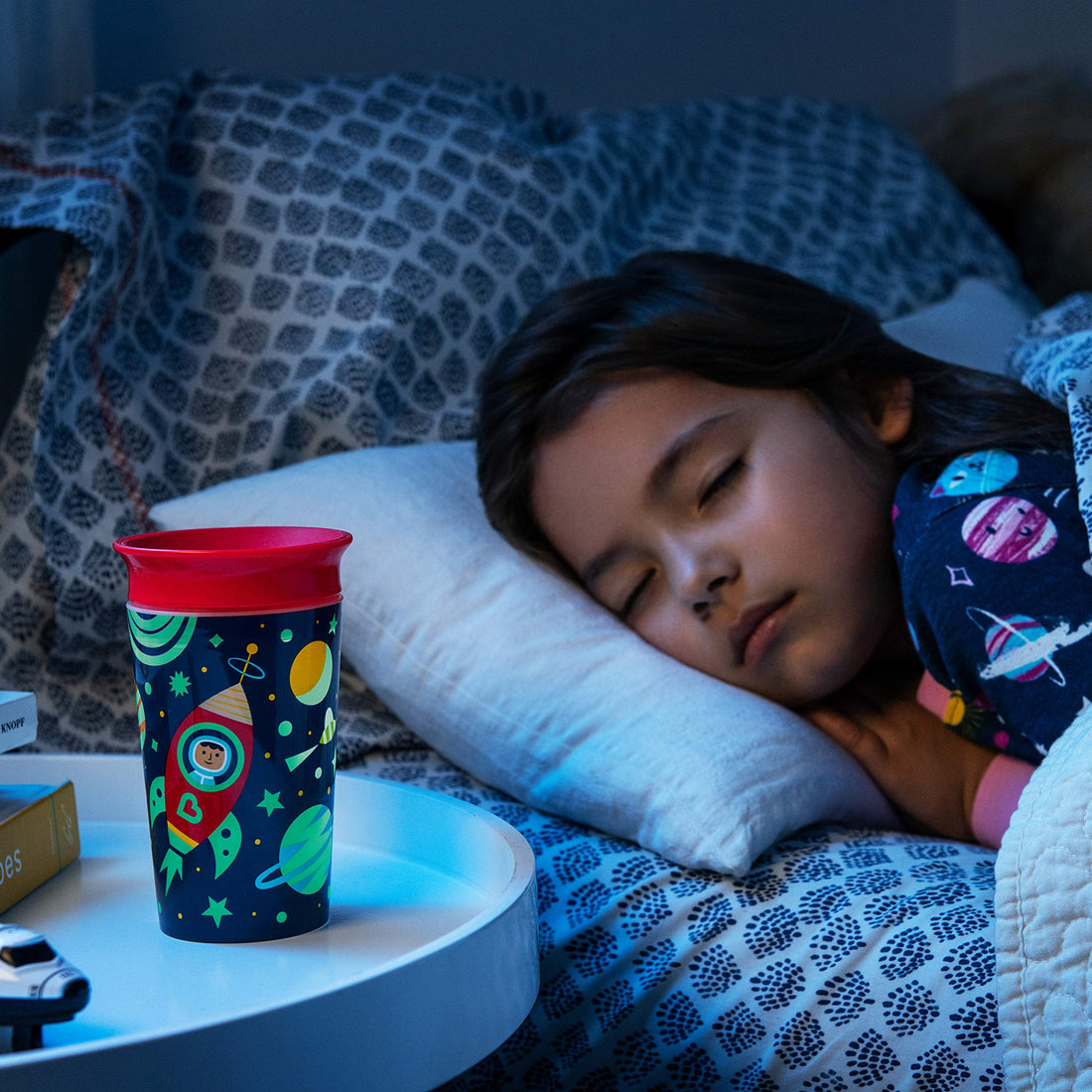 Munchkin Glow in The Dark Toddler Sippy Cup with Miracle 360 Spoutless Spill Proof Drinking Edge, 9 Ounce, Astronaut, Red