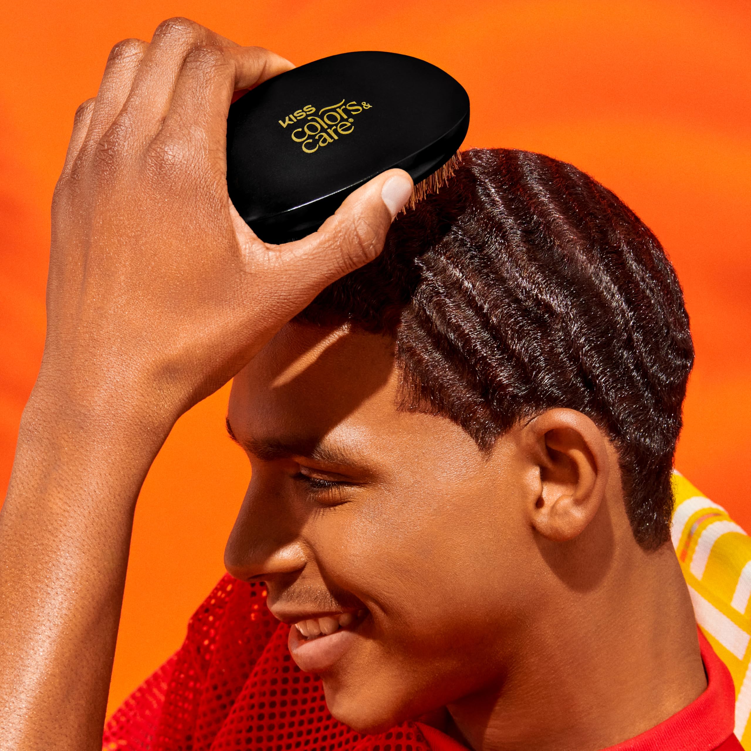 KISS COLORS & CARE 360° Power Wave Palm Brush - Medium Soft, Curved Handle, High-Density Boar Bristles for Deep Waves, Shed-Free Grip